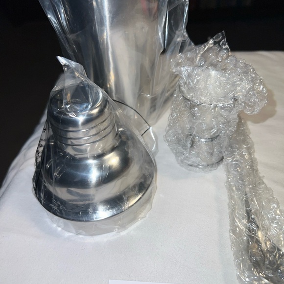 Cresimo 24 Oz. Stainless Steel Cocktail Shaker w/built-in strainer 3 Pce Set New - Picture 4 of 16